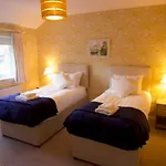 Modern 3 Bed House With Garden And Parking