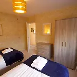Modern 3 Bed House With Garden And Parking