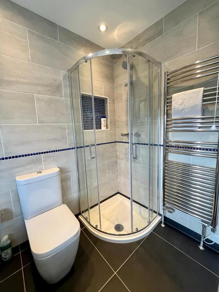 Modern 3 Bed House With Garden And Parking *