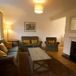 Modern 3 Bed House With Garden And Parking