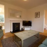 Modern 3 Bed House With Garden And Parking