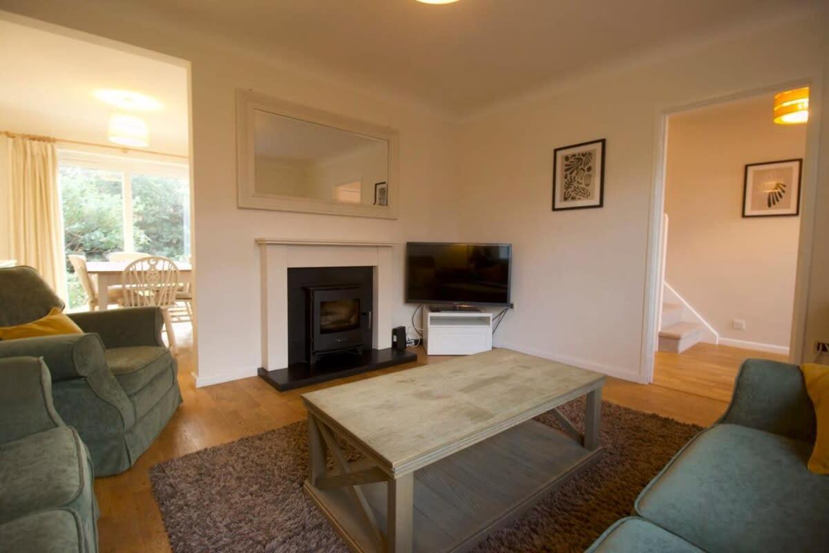 Modern 3 Bed House With Garden And Parking Holiday home *