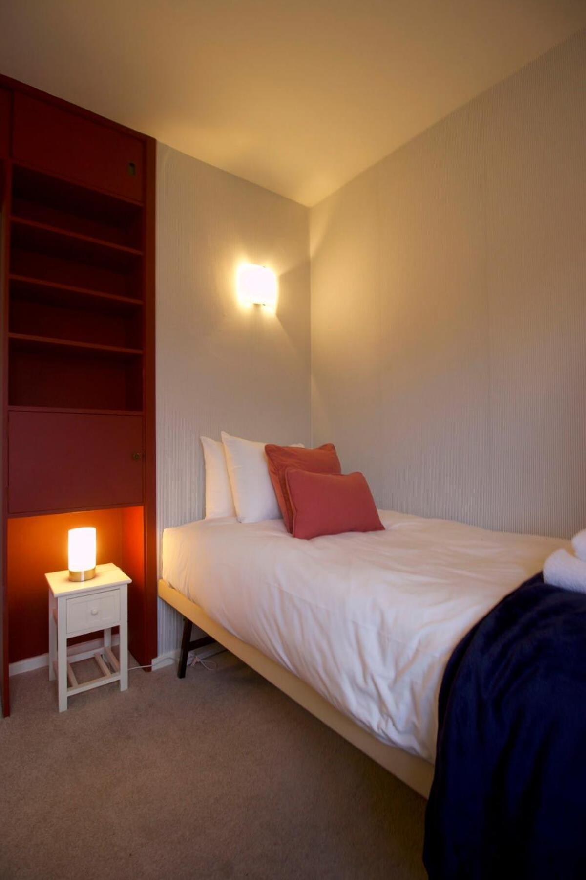 Modern 3 Bed House With Garden And Parking