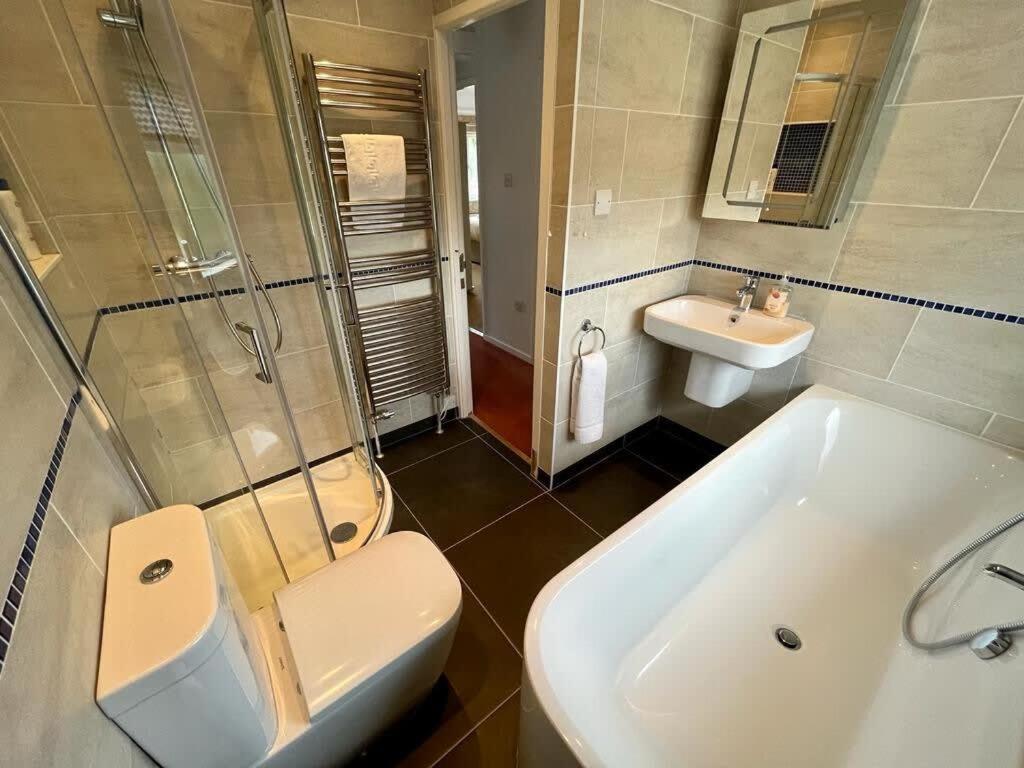 Modern 3 Bed House With Garden And Parking Holiday home